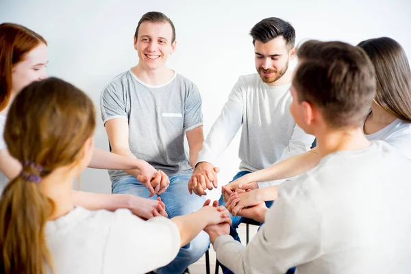 Gruppentherapie in der Sitzung — Stockfoto