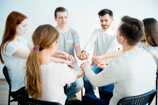 Amigos tomados de la mano — Foto de Stock