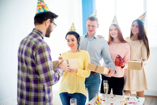 Verjaardagsfeestje thuis — Stockfoto