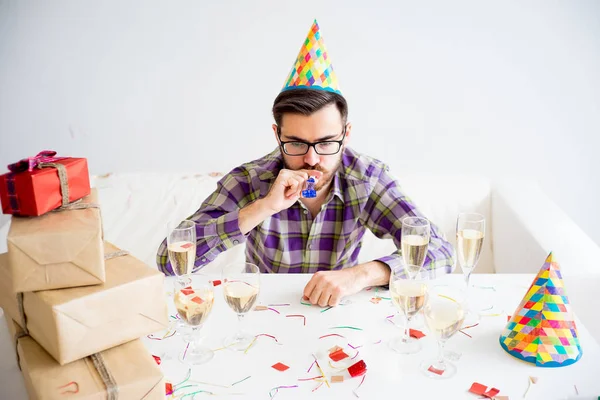 Homem entediado na festa — Fotografia de Stock