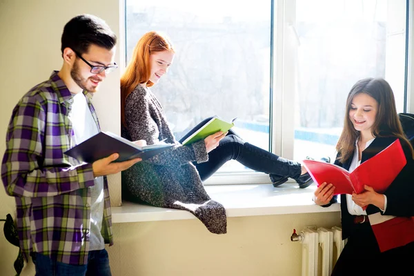 Gruppo di studenti universitari — Foto Stock