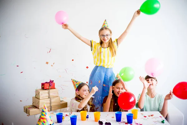 Meninas comemorando aniversário — Fotografia de Stock