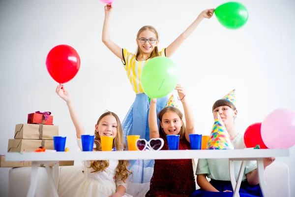 Meninas comemorando aniversário — Fotografia de Stock