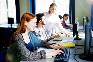 Bilgisayarla çalışan öğrenciler