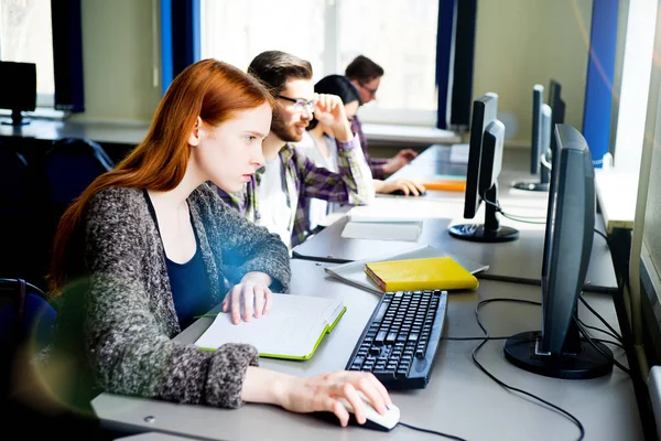 Étudiants travaillant sur ordinateur — Photo