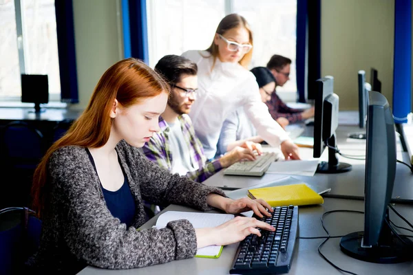 Girl in a computer class — Stock Photo, Image