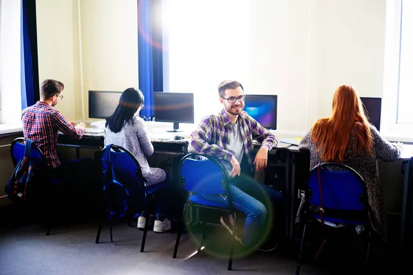 Estudantes trabalhando em computadores — Fotografia de Stock