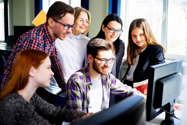 Estudiantes trabajando en computadoras — Foto de Stock