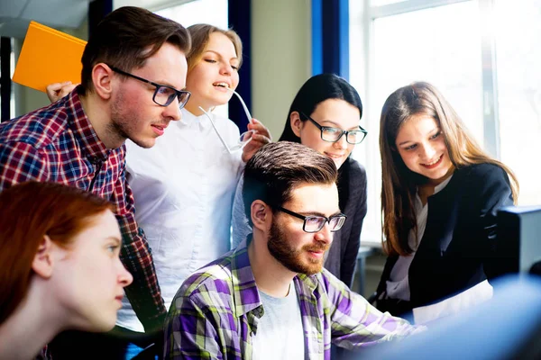 Estudiantes trabajando en computadoras — Foto de Stock