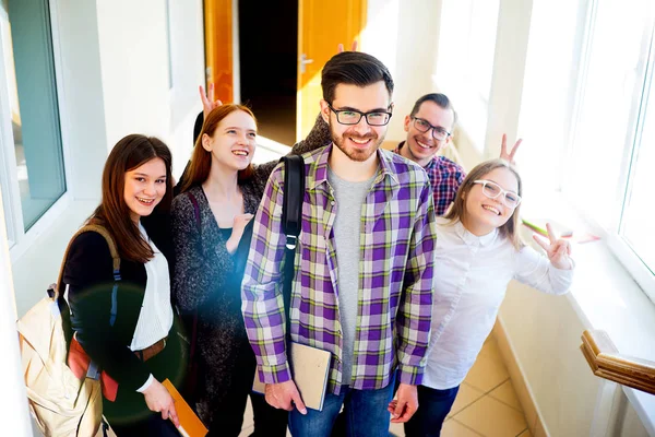 Grupo de estudiantes universitarios — Foto de Stock