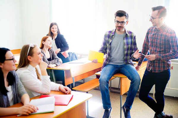 Студенты колледжа на лекции
