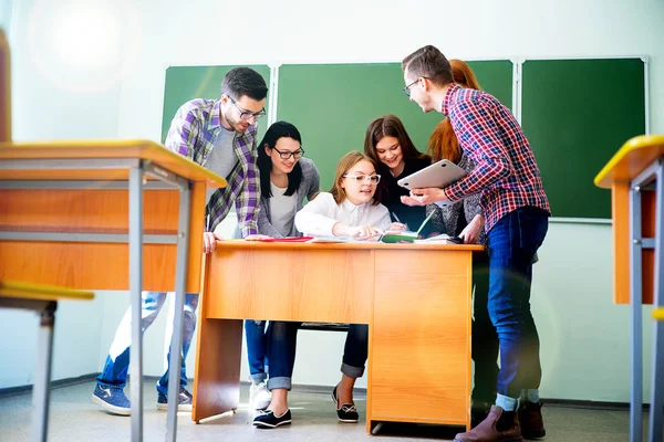 Estudantes universitários em uma palestra — Fotografia de Stock