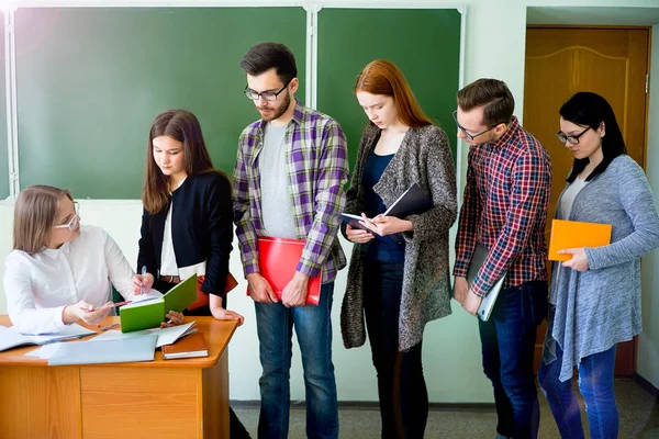 大学生在一次演讲 — 图库照片