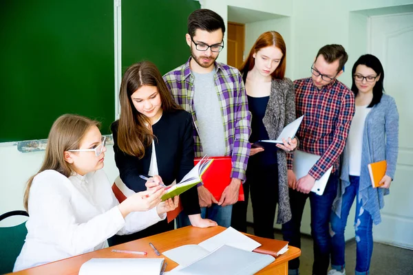 大学生在一次演讲 — 图库照片