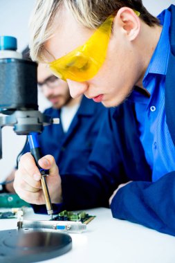 Onarmak bilgisayar teknisyenleri