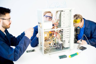 Onarmak bilgisayar teknisyenleri