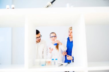 Bilim adamları, laboratuvar