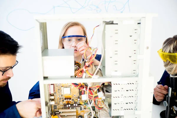 Técnico femenino reparando una computadora —  Fotos de Stock