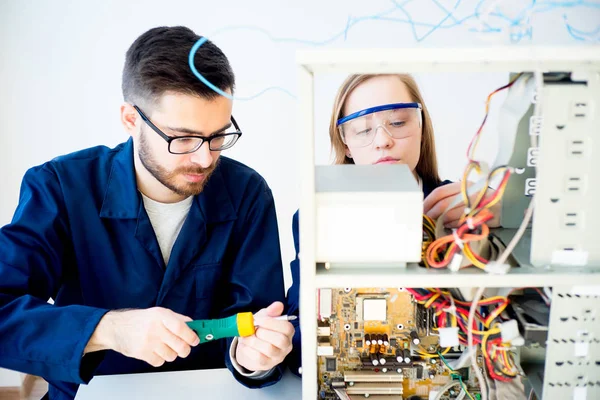 Técnicos reparando computadoras —  Fotos de Stock