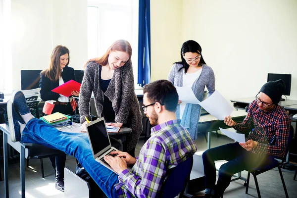 Estudiantes trabajando en computadoras — Foto de Stock