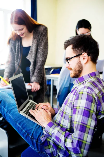 Estudiantes trabajando en computadoras — Foto de Stock