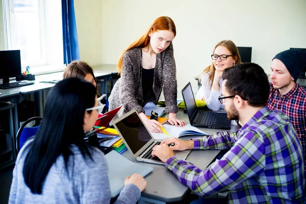 Étudiants travaillant sur ordinateur — Photo