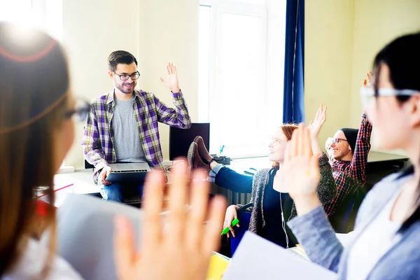 Studenti pracující na počítačích — Stock fotografie