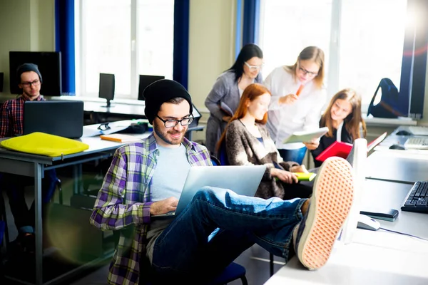 Étudiants travaillant sur ordinateur — Photo