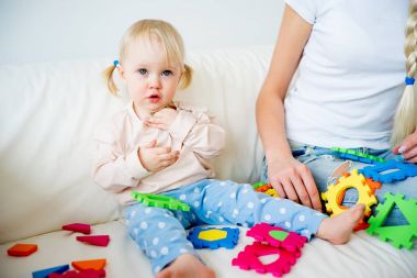 bebek kızı ile oynarken annesi