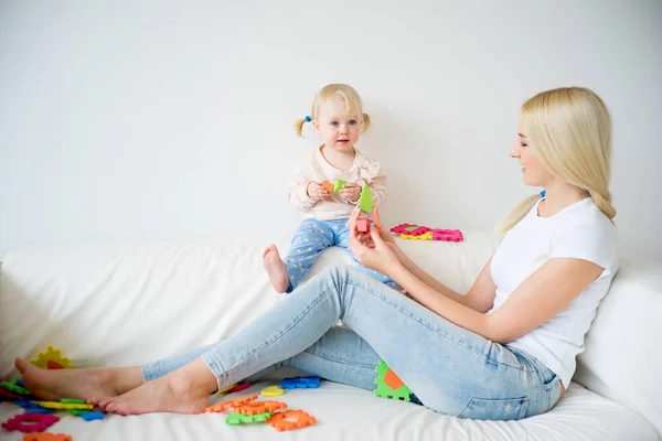 Madre jugando con su hija pequeña — Foto de Stock