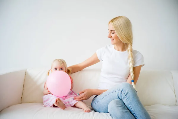 Madre jugando con su hija pequeña — Foto de Stock