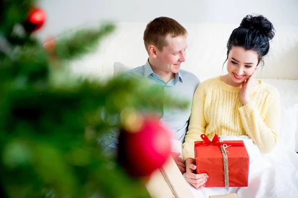 Casal celebrando o Natal — Fotografia de Stock