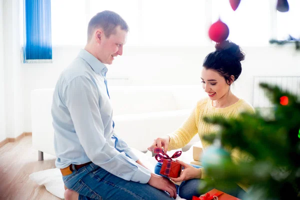 Casal celebrando o Natal — Fotografia de Stock