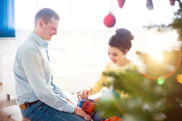 Casal celebrando o Natal — Fotografia de Stock