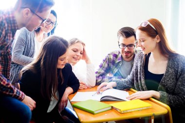 Üniversite öğrencileri bir ders hakkında