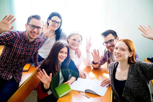 Estudiantes universitarios en una conferencia — Foto de Stock