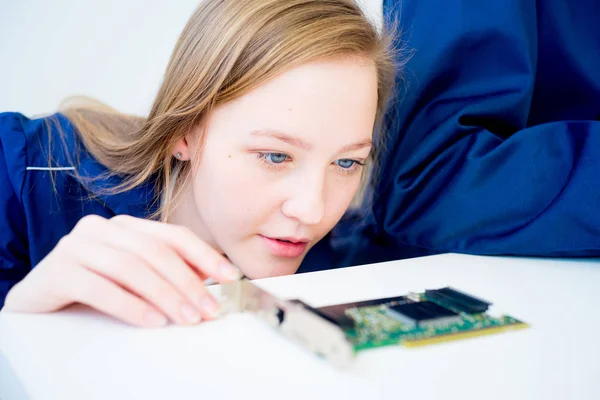 Tecnico donna che ripara un computer — Foto Stock