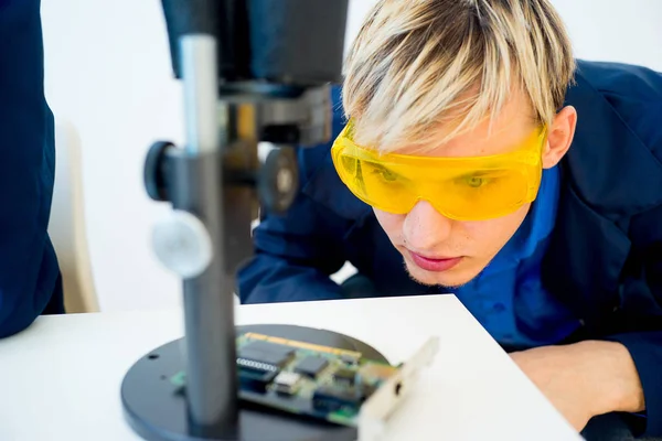 Técnico masculino reparando um computador — Fotografia de Stock