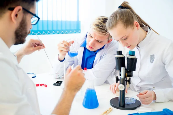 Científicos en laboratorio —  Fotos de Stock