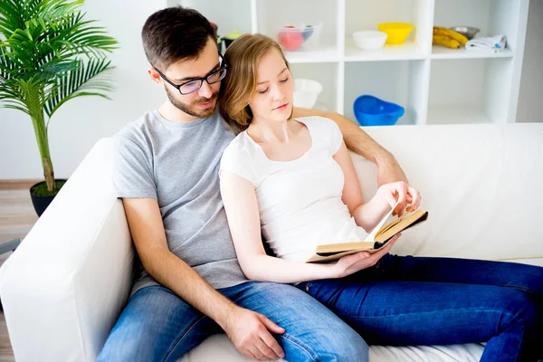 Pareja leyendo un libro — Foto de Stock