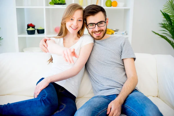 Pareja enamorada viendo TV — Foto de Stock