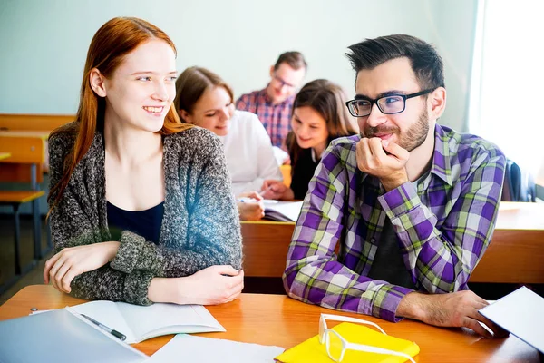 Estudantes universitários em uma palestra — Fotografia de Stock