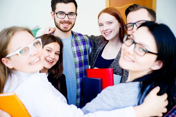 Grupo de estudiantes universitarios — Foto de Stock