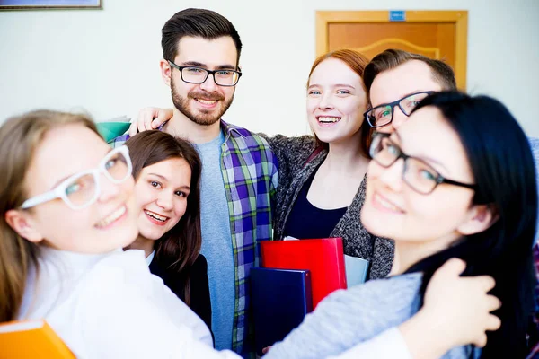 Grupo de estudiantes universitarios — Foto de Stock