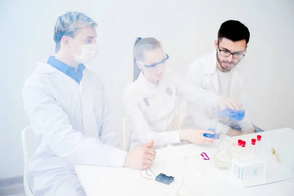 Científicos en laboratorio —  Fotos de Stock