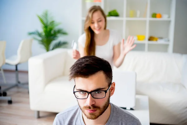 Pareja de compras en línea — Foto de Stock