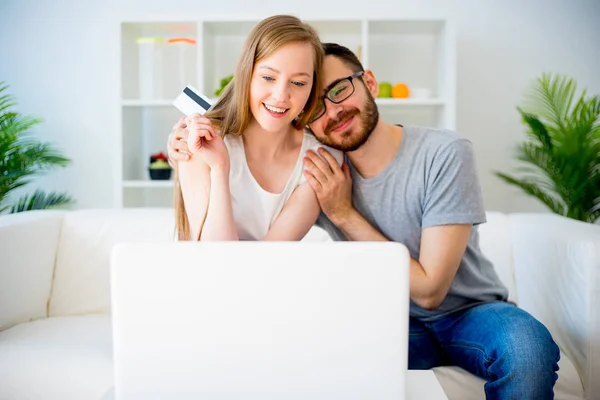 Pareja de compras en línea — Foto de Stock