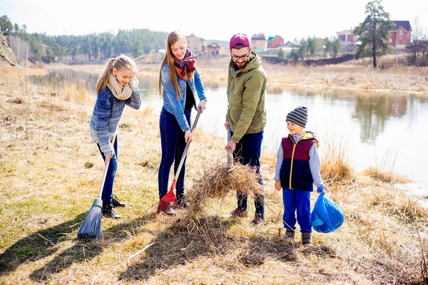 La familia está limpiando afuera — Foto de Stock