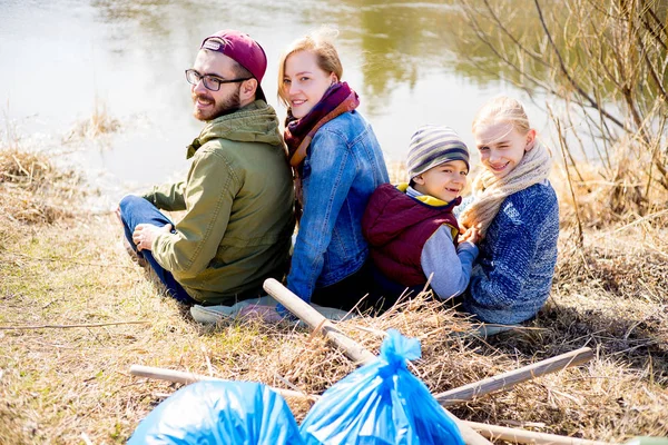 La familia está limpiando afuera — Foto de Stock