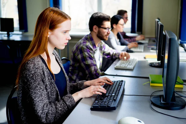 Студенты, работающие на компьютере — стоковое фото